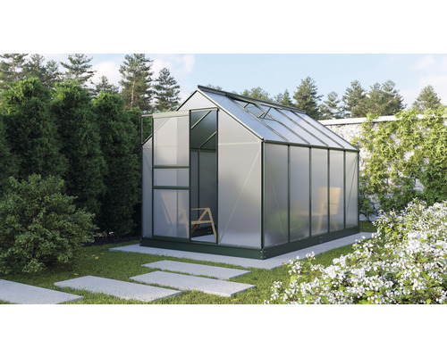 Gewächshaus mit geöffneter Schiebetür im Garten