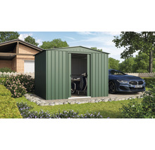 Metall Gerätehaus mit offenem Tor, Motorroller und Auto im Garten