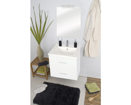 Helles Badezimmer mit weißem Waschbeckenunterschrank, Spiegel und Badtextilien.