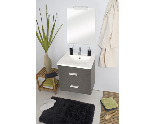 Badezimmeransicht mit Waschtisch, Spiegel und Accessoires