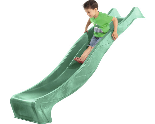 Kind rutscht auf einer grünen Kinderrutsche.