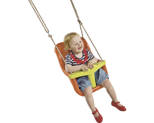 Kleinkind in einer Schaukel mit Seilaufhängung