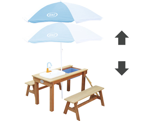 Kindersitzgruppe mit Sonnenschirm, Wasserhahn und Bänken für den Garten