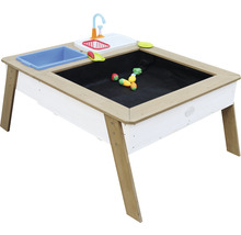 Kinderspielküche mit Waschbecken und Spielzeug auf einem Tisch