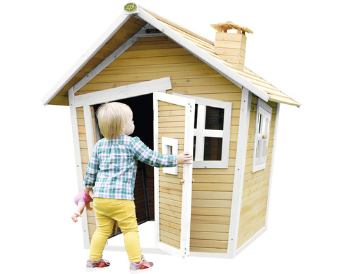 Kind betritt ein Holzspielhaus mit Fenster und Tür