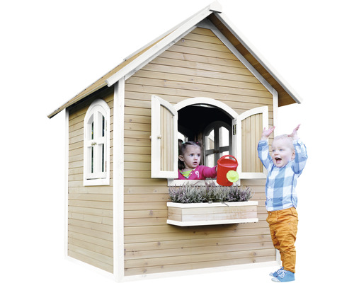 Holzspielhaus mit zwei Kindern, eines mit Gießkanne