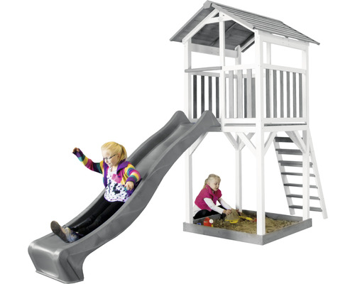 Spielturm mit Rutsche und Sandkasten im Garten