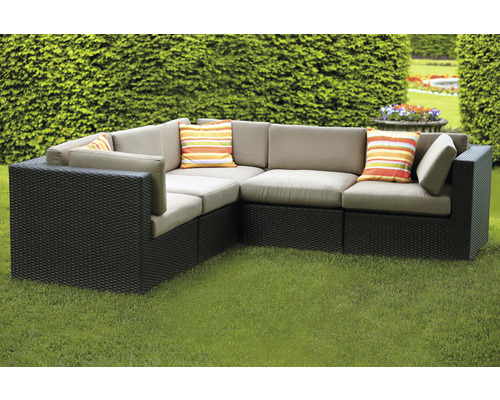 Gartensitzgruppe mit Kissen auf Rasen