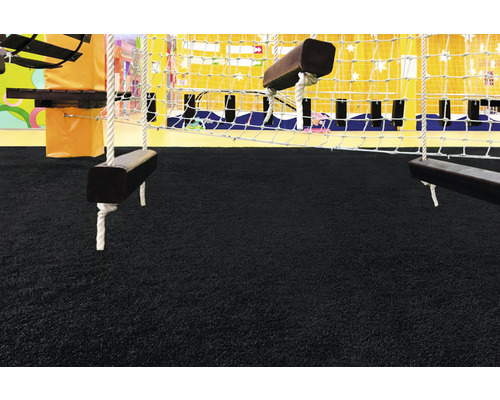 Spielplatz mit schwarzem Kunstrasen und Hindernissen