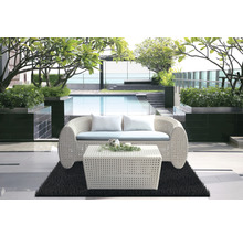 Gartensitzgruppe aus Rattan mit Sofa, Tisch und Dekoration auf einem Balkon mit Pool