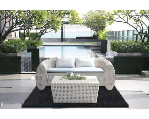 Gartensitzgruppe aus Rattan mit Sofa, Tisch und Dekoration auf einem Balkon mit Pool