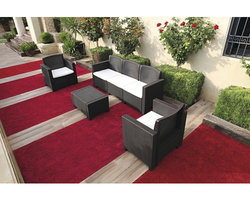 Gartenmöbelset mit Sofa, Sesseln und Tisch auf einer Terrasse