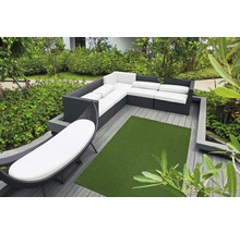 Gartenszene mit modularem Lounge Set, Liegestuhl und Kunstrasen auf einer Terrasse