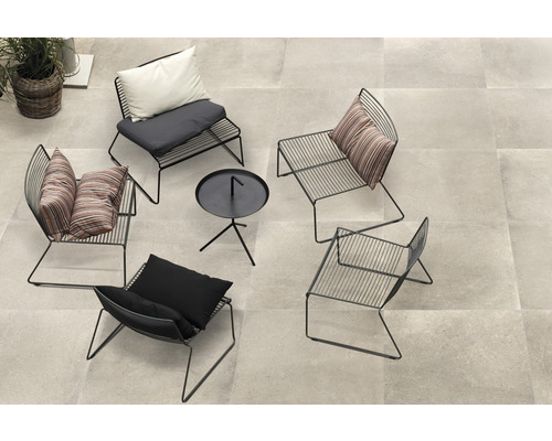 Ensemble aus Gartenstühlen und Tisch auf Steinfliesen