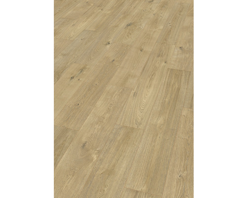 Verlegter Laminatboden in Holzoptik.