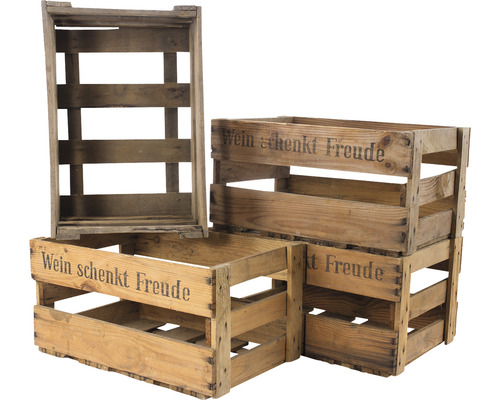 Stapel aus Holzkisten mit der Aufschrift ''Wein schenkt Freude''