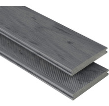 Zwei graue Terrassendielen aus WPC mit Holzstruktur und geriffelter Oberfläche