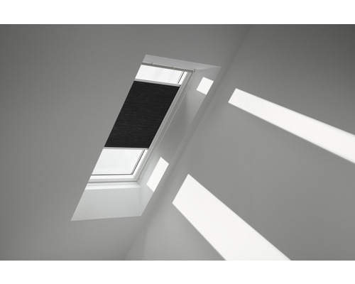 Velux Wabenplissee graphitgrau uni manuell FHC SK06 1047SWL Dachfenster mit Verdunkelungsrollo im Innenraum
