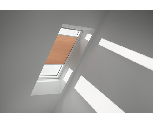 Velux Wabenplissee apricot uni manuell FHC C02 1049SWL Dachfenster mit geschlossenem Faltstore in einem hellen Raum