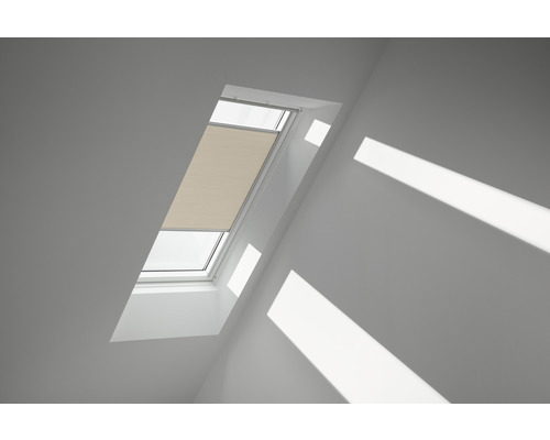 Velux Wabenplissee elfenbein uni manuell FHC C02 1166SWL Dachfenster mit geschlossenem Rollo im Raum