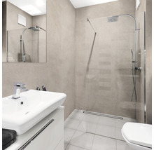 Helles Badezimmer mit Waschbecken, Spiegel, Dusche und Toilette