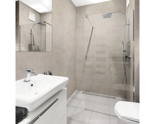 Helles Badezimmer mit Waschbecken, Spiegel, Dusche und Toilette