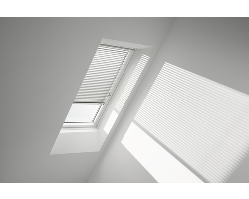 Velux Jalousie manuell silber uni PAL C02 7057SWL Dachfenster mit Jalousie im Interieur