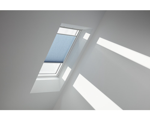 Velux Plissee-Faltstore denim uni manuell FHL MK06 1286SWL Dachfenster mit Plissee im hellen Raum
