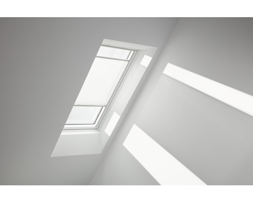 Velux Plissee-Faltstore manuell weiß uni FHL S08 1016SWL Dachfenster mit Plissee in einem hellen Raum