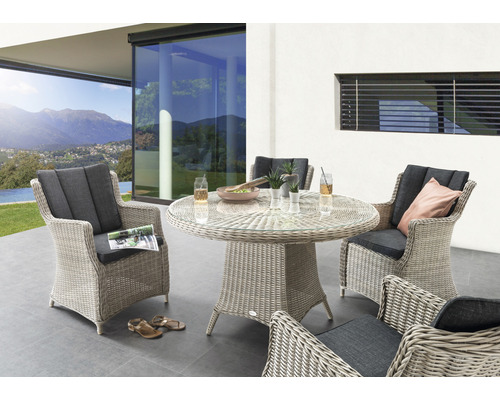 Sitzgruppe Destiny Luna 4 Sessel + Tisch Ø120x75cm, Polyrattan, vintage weiß Gartenszene mit Rattantisch, Glasplatte und Polyrattan-Stühlen mit Sitzkissen