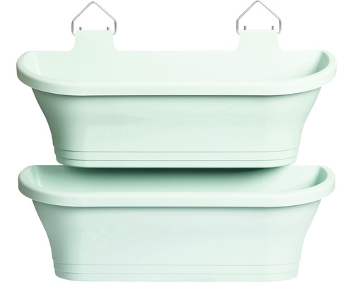 Zwei aufeinander gestapelte Balkonkästen aus Kunststoff mit Aufhängung