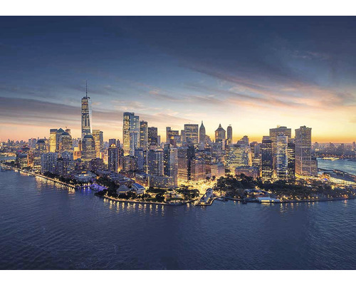 Skyline von New York City bei Dämmerung mit Wolkenkratzern und Wasser