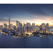 Skyline von New York mit Wolkenkratzern und Wasseransicht