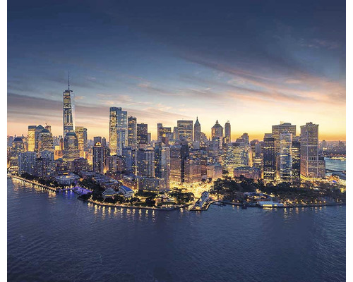 Skyline von New York mit Wolkenkratzern und Wasseransicht