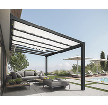 Terrassenüberdachung mit Stoffdach, Sofa und Liegestühlen im Außenbereich