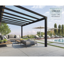 Terrasse mit Polycarbonat-Überdachung und Gartenmöbeln neben einem Pool