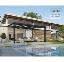 Moderne Pergola aus Metall und Glas-ähnlichem Polycarbonat in einem Garten mit Pool