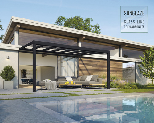 Moderne Pergola aus Metall und Glas-ähnlichem Polycarbonat in einem Garten mit Pool