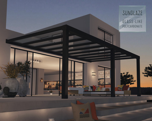 Terrasse mit Glas-ähnlicher Polycarbonat Überdachung und Sitzbereich im Freien