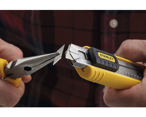 Messer mit Abbrechklingen und Spitzzange zum Abbrechen einer Klinge