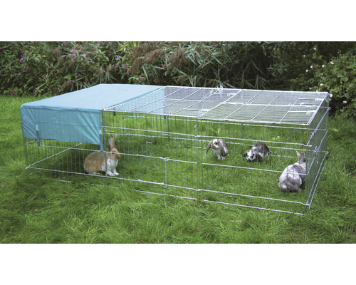 Freilaufgehege mit Kaninchen im Garten