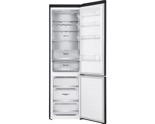 Geöffneter Kühlschrank mit Gefrierfach und Innenraumansicht