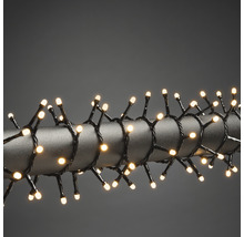 Lichterkette mit warmweißen Lichtern um eine Stange gewickelt