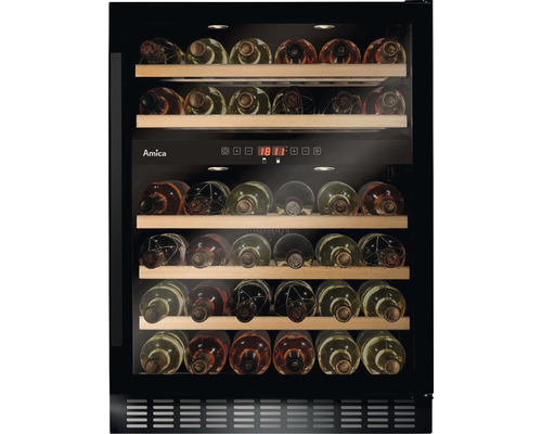 Weinkühlschrank mit mehreren Flaschen auf Holzregalen