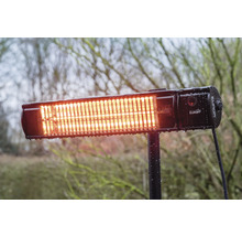 Elektrischer Heizstrahler auf einem Ständer für den Außenbereich