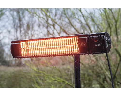 Elektrischer Heizstrahler auf einem Ständer für den Außenbereich