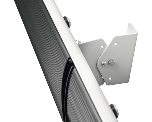 Detailansicht einer Infrarotheizung mit Wandhalterung