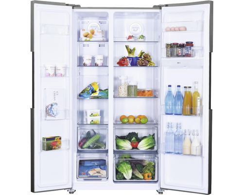 Geöffneter Side-by-Side Kühlschrank mit Lebensmitteln