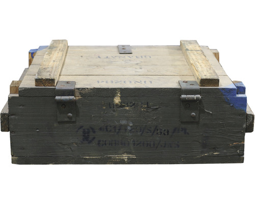 Holzkiste mit Deckel und Metallbeschlägen