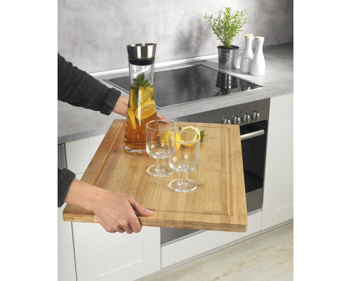 Serviertablett mit Getränkekaraffe und Gläsern in einer Küchenszen